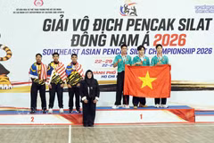 Titih Hayati, head of the Technical Committee of the International Pencak Silat Federation, presents awards to athletes competing in the men’s team performance event at the 2026 Southeast Asian Pencak Silat Championships. (Photo: VNA) 