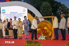 Lao Deputy Prime Minister Kikeo Khaykhamphithoun beats the gong to open the Thatluang Festival 2025 in Vientiane on November 1. (Photo: VNA)