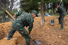 Team K53 of the Quang Ngai Provincial Military Command conducts excavation and survey work at a site believed to be associated with a collective martyrs' grave along Truong Chinh Street in Dak Cam and Kon Tum wards. (Photo: VNA) 