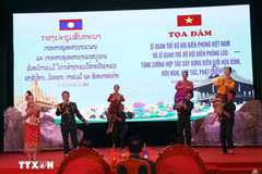 Vietnamese and Lao young border guar officers perform at the event. (Photo: VNA)