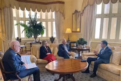 Vietnamese Ambassador to Australia Pham Hung Tam (far right) greets Governor Christopher John Dawson (second from right). (Photo: VNA) 