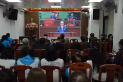 Officials, Party members and residents of Ba Dinh ward watch the opening session of the 14th National Party Congress at an online viewing point organised by the Vietnam Fatherland Front Committee of Ba Dinh ward. (Photo: VNA)
