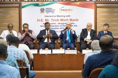 Vietnamese Ambassador to India Trinh Minh Manh speaks at a meeting with businesses in Tamil Nadu. (Photo: VNA)