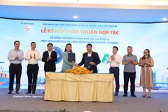 The Ho Chi Minh City Department of Industry and Trade signs a memorandum of understanding with the Ho Chi Minh City Logistics and Ports Association. (Photo: VNA)