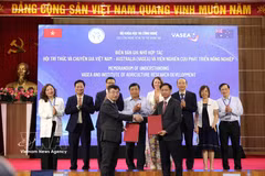 The signing of an MoU between the Department of Digital Technology and Artificial Intelligence and the Institute for Agricultural Research and Development at the forum. (Photo: VNA)
