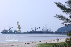 Activities in Chan May Bay, part of the Chan May–Lang Co Economic Zone in Hue city. (Photo: VNA)