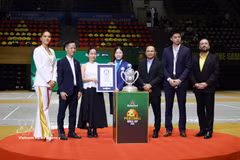 The Guinness World Records representatives present a certificate recognising the “Most Valuable Pickleball Trophy” record set in Da Nang, Vietnam, on September 2, 2026, to the tournament’s organising committee at the opening ceremony. (Photo: VNA)