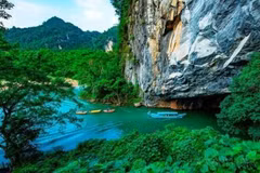 The scenery outside Phong Nha Cave in Phong Nha-Ke Bang National Park is picture-perfect. (Photo: VNA) 