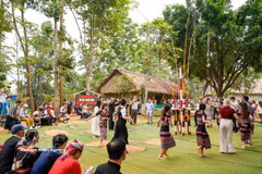 A cultural exchange at the Bana ethnic village space in the Vietnam National Village for Ethnic Culture and Tourism in the suburb of Hanoi (Photo: VNA)