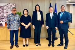 ASEAN ambassadors pose for a group photo with Greek Minister of Labour and Social Security Niki Kerameus. (Photo: VNA published) 