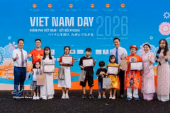 Organisers present awards to second- and third-generation Vietnamese children taking part in the “Vietnam in Me” programme as part of Vietnam Day 2026. (Photo: VNA) 