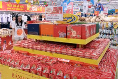 A display area for Mid-Autumn Festival cakes at a supermarket (Photo: VNA)