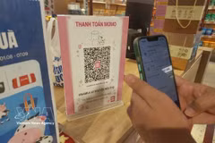 Using familiar payment apps from home to scan QR codes at points of sale is becoming increasingly popular among consumers. (Photo: VNA) 