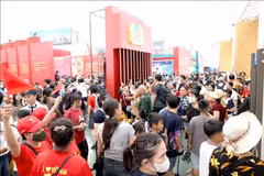 Tens of thousands of visitors flocked to the exhibition over the weekend. (Photo: VNA)