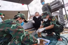 The Da Nang Military Command discovers various artifacts at a mass grave containing the remains of 17 war martyrs in Thu Bon commune, Da Nang city. (Photo published by VNA)