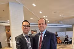Le Thai Hoa, Vietnamese Trade Counsellor in Israel and Israeli Minister of Economy and Industry Nir Barkat (R). (Photo: VNA)