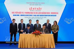 Representatives from Quang Ninh city and Indonesia sign cooperation agreements. (Photo: VNA)