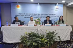Vietnamese Ambassador to Indonesia Ta Van Thong and trade representatives from Vietnam and Indonesia at the business matching conference in Jakarta on July 29. (Photo: VNA)