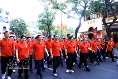 Officials take part in a walk around Hoan Kiem Lake in Hanoi on August 30 as part of the second nationwide “Marching Forward with Vietnam” event. (Photo: VNA) 