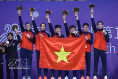 Vietnam’s women’s sepak takraw team celebrate the gold medal at the 2023 Asian Games in Indonesia. (Photo: VNA) 