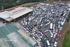 Traffic is heavy and moves slowly on the Phan Thiet–Dau Giay Expressway in the direction of Phan Thiet. (Photo: VNA)