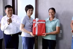 General Director of the Vietnam News Agency (VNA) Vu Viet Trang (C) presents gift for a disadvantaged family in Tuyen Quang, whose new house is built with financial support from the VNA. (Photo: VNA)