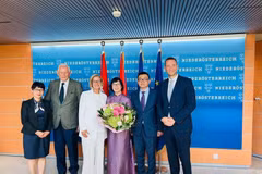 Vietnamese Ambassador to Austria Vu Le Thai Hoang (second from right) pays a courtesy call on Governor of Lower Austria Johanna Mikl-Leitner. (Photo: VNA)