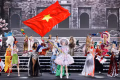 Vietnamese representative Le Nguyen Bao Ngoc and other Miss World 2026 contestants at the opening performance at the "Dances of the World" grand finale in Nha Trang ward, Khanh Hoa province, on September 5. (Photo: VNA)