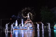 Artists perform in the rain during the vibrant carnival. (Photo: VNA) 