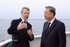 Danish King Frederik X briefs General Secretary of the Communist Party of Vietnam Central Committee and President To Lam on the Lynetteholm artificial peninsula project during a boat trip to the site. (Photo: VNA)