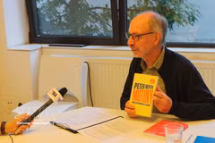 Bert De Belder, Head of the PTB’s Department of International Relations, introduces Peter Mertens’ book Mutiny: How Our World Is Tilting. (Photo: VNA)