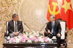 Politburo member, Secretary of the Communist Party of Vietnam (CPV) Central Committee and head of the committee’s Commission for Internal Affairs Le Minh Tri and Isra Sunthornvut, deputy leader of Thailand’s Democrat Party, Hanoi, June 7 (Photo: VNA)