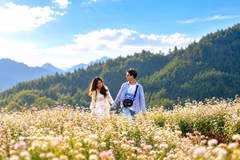 Tourists experience the buckwheat flower season on the Dong Van Karst Plateau. (Photo: VNA)