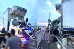 Firefighters and rescue personnel deploy specialised equipment to rescue two truck drivers trapped in their cabins. (Photo: VNA) 