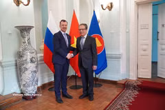 Vietnamese Ambassador to Russia Dang Minh Khoi (right) and First Deputy Chairman of the Federation Council of Russia Andrey Yatskin at their meeting in Moscow on May 14. (Photo: VNA) 