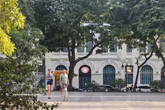 International visitors stroll beneath the leafy trees along Hoan Kiem Lake, enjoying Hanoi’s cool autumn weather. (Photo: VNA)