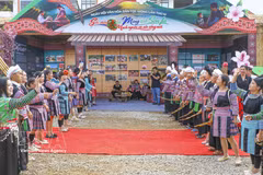 Mong people from Son La province perform the traditional pa pao ball-throwing game at the festival. (Photo: VNA)