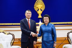 Prime Minister Le Minh Hung (left) meets with Cambodian National Assembly President Khuon Sudary in Phnom Penh on October 9. (Photo: VNA)