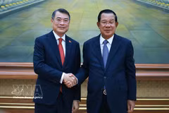 Prime Minister Le Minh Hung (left) and CPP President and President of the Cambodian Senate Hun Sen ( Photo: VNA)