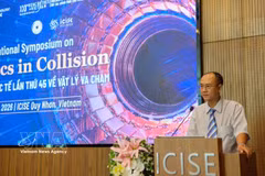 Deputy Director of the Gia Lai provincial Department of Science and Technology Phan Ho Giang speaks at the 45th International Symposium on Physics in Collision on October 6. (Photo: VNA)