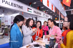 Delegates visit the booth of Hanoi Xanh Cooperative (Vietnam) at Halal Expo 2025 in Türkiye, November 2025. (Photo: VNA)