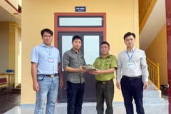 An elongated tortoise is handed over by the Nam Ba Don commune People's Committee in Quang Tri province. (Photo: VNA) 
