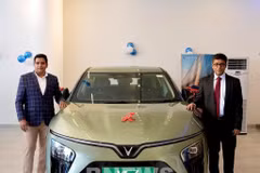 Tapan Ghosh (right), CEO of VinFast India and Santosh Dhone, director of VinFast Hadapsar & Baner in Pune, at the dealership’s grand opening ceremony. (Photo: VNA)