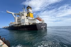 Greek-flagged vessel Merchant Mariner in the waters off Dung Quat, Quang Ngai province. (Photo published by VNA)