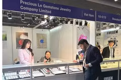 A Vietnamese germstone jewelry booth at the fair (Photo: VNA)