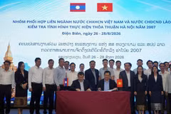 Representatives of the Vietnam–Laos inter-sectoral coordination group sign the minutes of the meeting. (Photo: Ministry of Industry and Trade) 