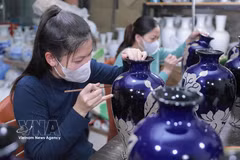 Intricate ceramic shaping techniques at Bat Trang craft village in Hanoi. (Photo: VNA) 