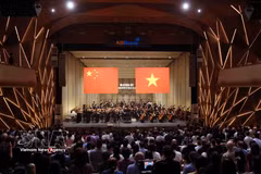 The concert is held to celebrate the 77th anniversary of the founding of the People’s Republic of China (October 1, 1949–2026). (Photo: VNA)