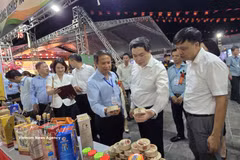 Officials visit Hai Phong’s exhibition booth. (Photo: VNA) 