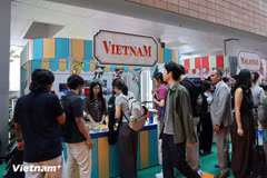 Promoting Vietnamese products at a trade fair. (Illustrative photo: VNA) 
